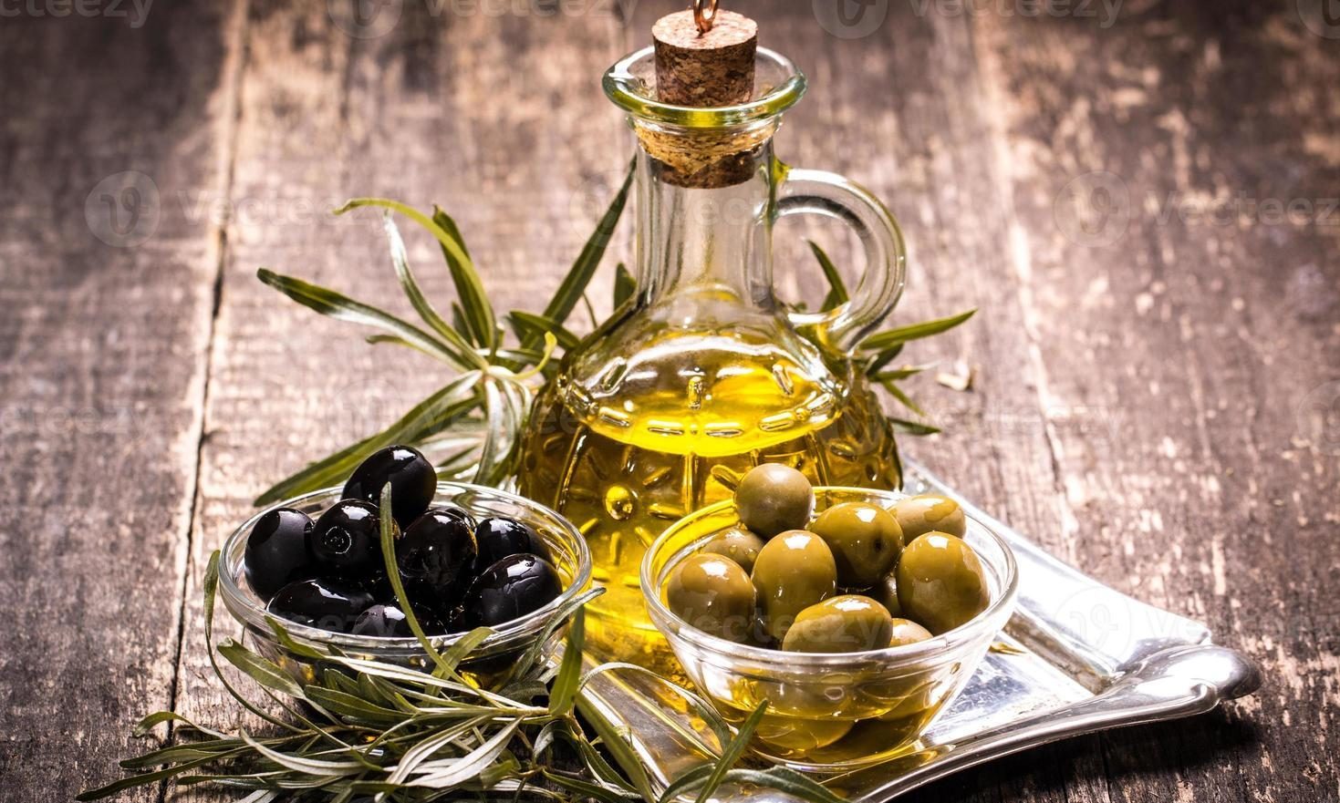 cropped-cropped-1250318-huile-d-olive-et-olives-sur-table-en-bois-photo.jpg